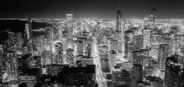 Gefilterde zwart-wit beeld luchtfoto verlichte wolkenkrabbers in het centrum van Chicago in de schemering — Stockfoto