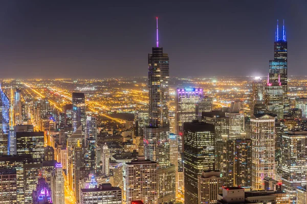 Luftaufnahme beleuchtete Wolkenkratzer in der Innenstadt Chicagos in der Abenddämmerung — Stockfoto