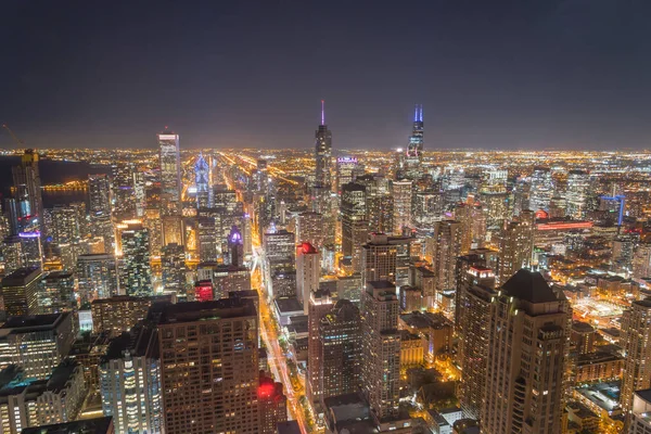 Dakzicht verlichte wolkenkrabbers en Lake Michigan in het centrum van Chicago in de schemering — Stockfoto