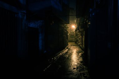Hanoi 'nin varoşlarında gece vakti boş ve tehlikeli görünen bir arka sokak.