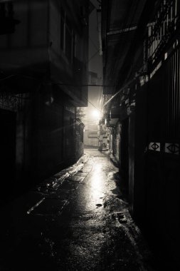 Hanoi 'nin varoşlarında gece vakti boş ve tehlikeli görünen bir arka sokak.