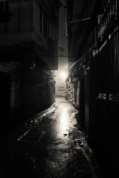 Ruelle urbaine vide et dangereuse la nuit dans la banlieue de Hanoi — Photo