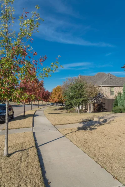 Entrada típica del porche delantero de las casas suburbanas nuevas con el coche estacionado en la calle colorida de la caída fuera de Dallas, Texas, los E.E.U.U. — Foto de Stock