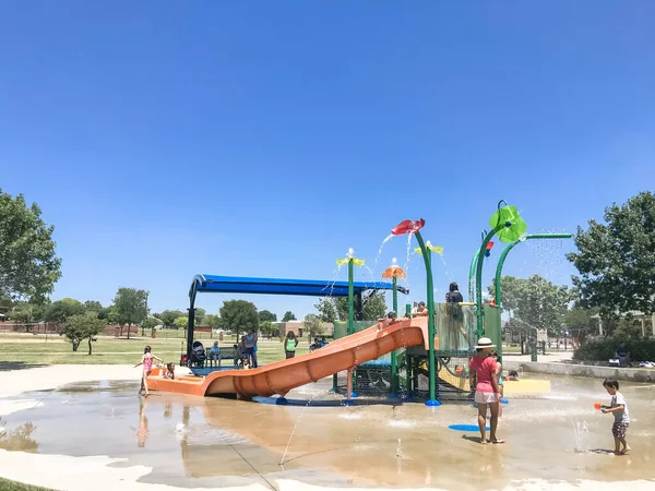 Niños y padres multiculturales felices jugando en el parque Splash en Texas después de la pandemia de COVID-19 — Foto de Stock