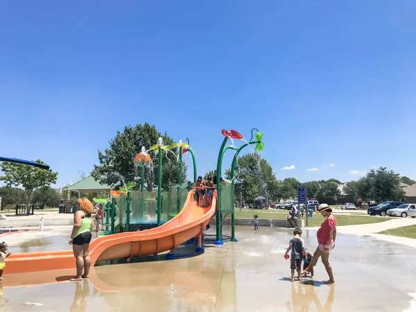 Niños y padres multiculturales felices jugando en el parque Splash en Texas después de la pandemia de COVID-19 — Foto de Stock