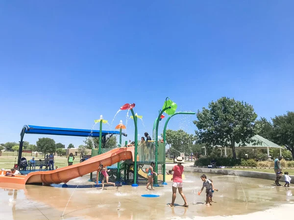 Niños y padres multiculturales felices jugando en el parque Splash en Texas después de la pandemia de COVID-19 — Foto de Stock