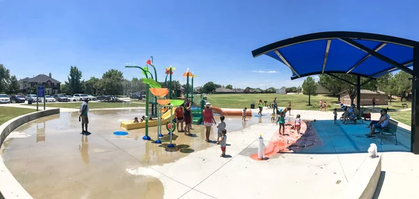 Panoramische multiculturele kinderen en ouders spelen in splash park in Texas na de COVID-19 pandemie — Stockfoto