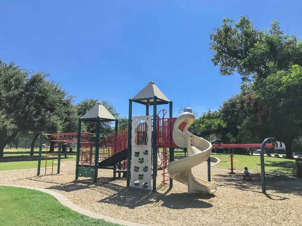 Urban playground at public park surrounded by large trees in downtown Dallas, Texas, Verenigde Staten — Stockfoto