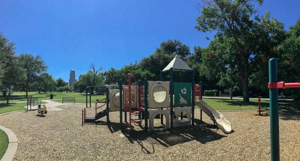 Parque infantil urbano panorámico rodeado de grandes árboles y lugares de interés en el centro de Dallas, Texas, EE.UU. — Foto de Stock
