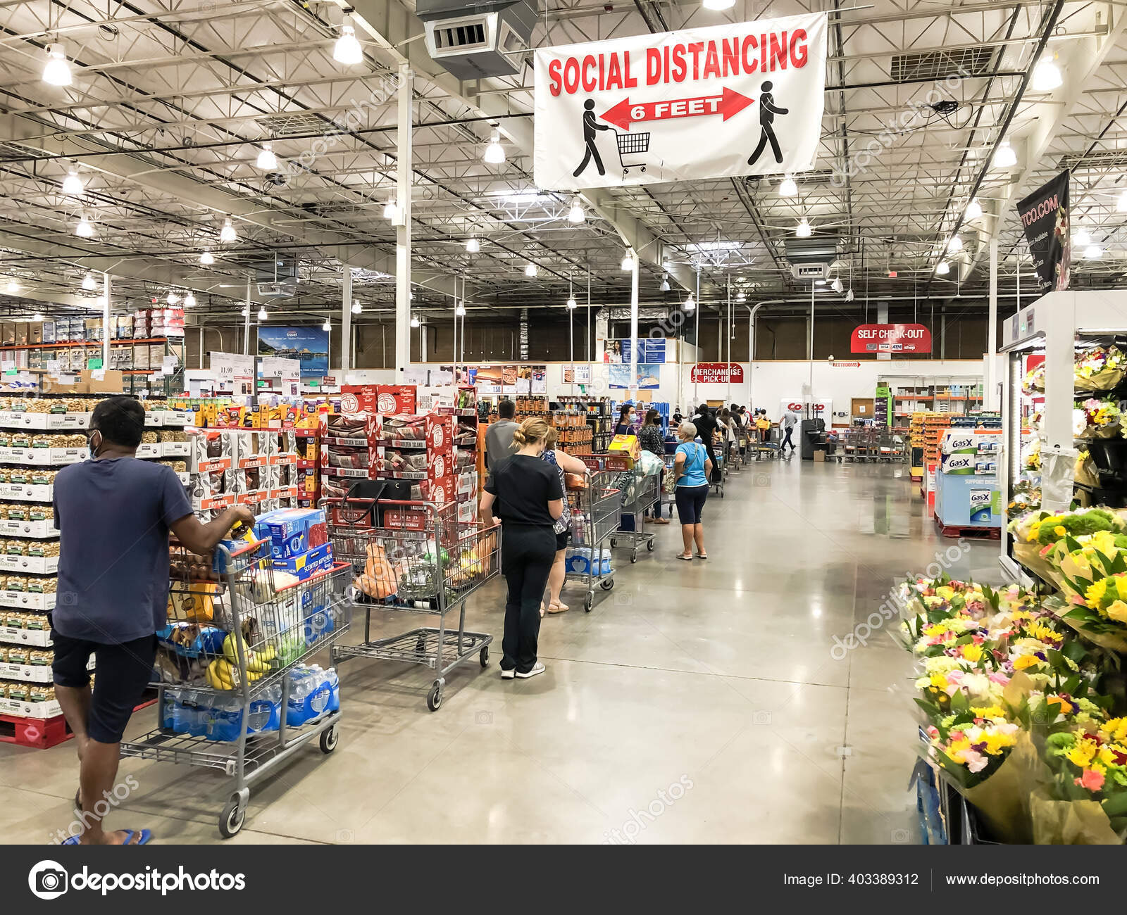 Толпа Людей, Стоящих В Очереди На Выписку Со Склада Costco С.