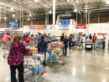 Dallas, Teksas yakınlarındaki Costco deposunda çıkış kuyruğunda bekleyen kalabalık.