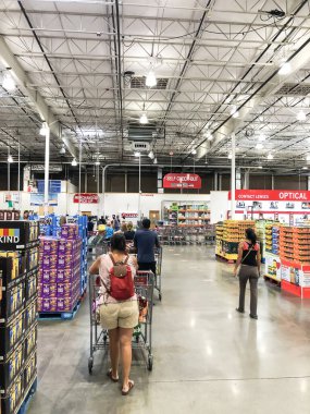 Dallas, Teksas yakınlarındaki Costco deposunda çıkış kuyruğunda bekleyen kalabalık.