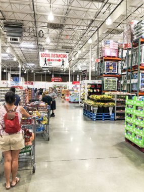 Dallas, Teksas yakınlarındaki Costco deposunda çıkış kuyruğunda bekleyen kalabalık.