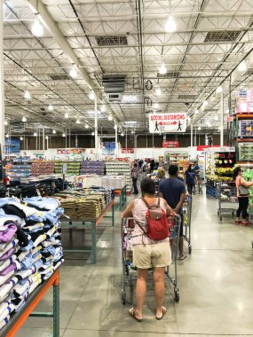 Dallas, Teksas yakınlarındaki Costco deposunda çıkış kuyruğunda bekleyen kalabalık.