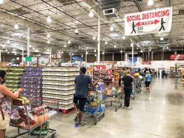Dallas, Teksas yakınlarındaki Costco deposunda çıkış kuyruğunda bekleyen kalabalık.