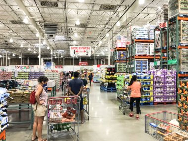 Dallas, Teksas yakınlarındaki Costco deposunda çıkış kuyruğunda bekleyen kalabalık.
