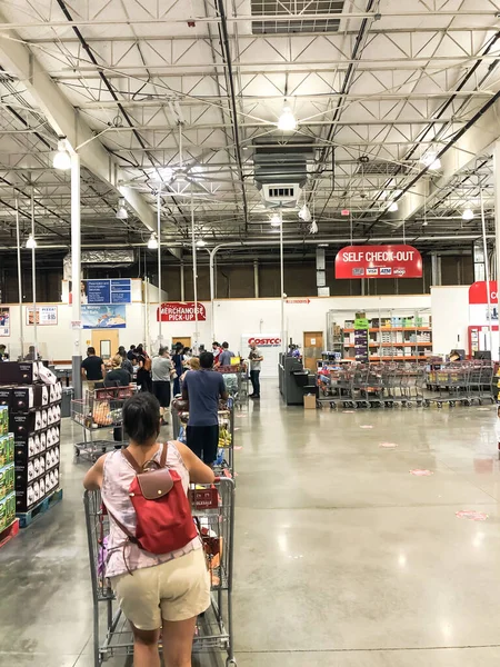 Multitud de personas esperando en fila para pagar en el almacén Costco con distanciamiento social cerca de Dallas, Texas —  Fotos de Stock