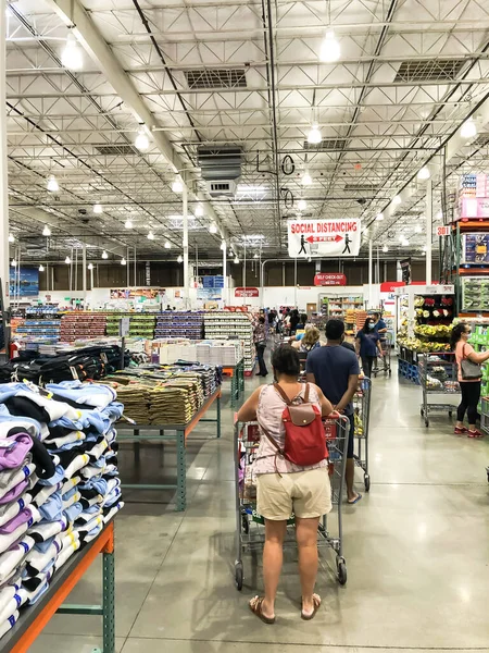 Persone affollate in fila per il checkout al magazzino Costco con distanze sociali vicino a Dallas, Texas — Foto Stock