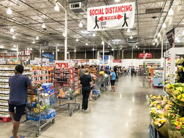 Multitud de personas esperando en fila para pagar en el almacén Costco con distanciamiento social cerca de Dallas, Texas —  Fotos de Stock