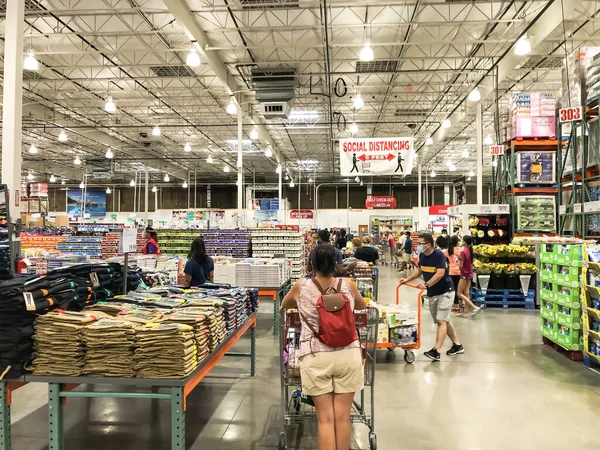 Multitud de personas esperando en fila para pagar en el almacén Costco con distanciamiento social cerca de Dallas, Texas —  Fotos de Stock