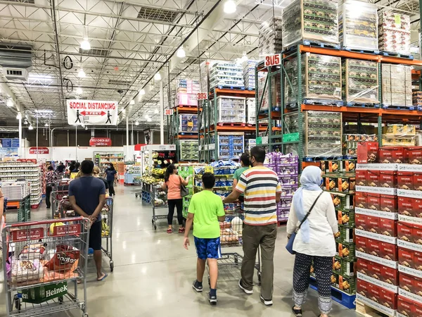 Dallas, Teksas yakınlarındaki Costco deposunda çıkış kuyruğunda bekleyen kalabalık.