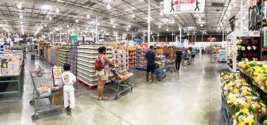 Panoramik kalabalık kalabalık Dallas, Teksas yakınlarındaki Costco deposunda çıkış kuyruğunda bekliyor.