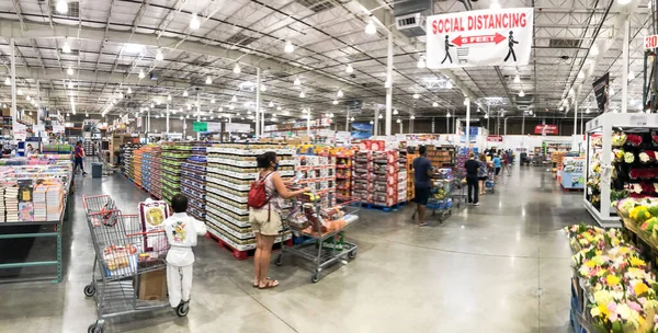 Gente abarrotada de panorámicas esperando en fila para pagar en el almacén Costco con distanciamiento social cerca de Dallas, Texas —  Fotos de Stock