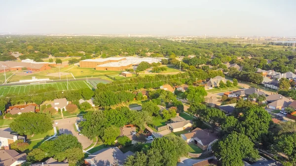 Barrio Residencial Distrito Escolar Con Campo Fútbol Fondo Cerca Dallas — Foto de Stock