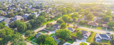 Dallas, Teksas yakınlarındaki Panorama hava manzaralı şehir merkezi, tek kişilik aile evleri geniş çitli arka bahçe.