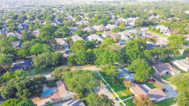 Dallas, Teksas, ABD yakınlarında tek kişilik aile evleri olan yerleşik bir mahalle.
