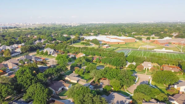 Aerial view residentiële wijk in schooldistrict met voetbalveld in de buurt van Dallas, Texas, Verenigde Staten — Stockfoto