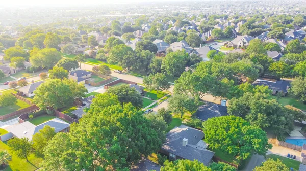 Вид с высоты птичьего полета подразделение недалеко от Далласа, штат Техас, США ряд одноквартирных домов большой огороженный двор — стоковое фото