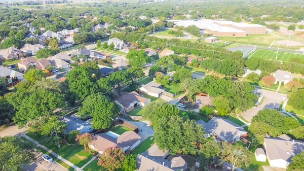 Vue aérienne quartier résidentiel dans le district scolaire avec terrain de football près de Dallas, Texas, USA — Photo