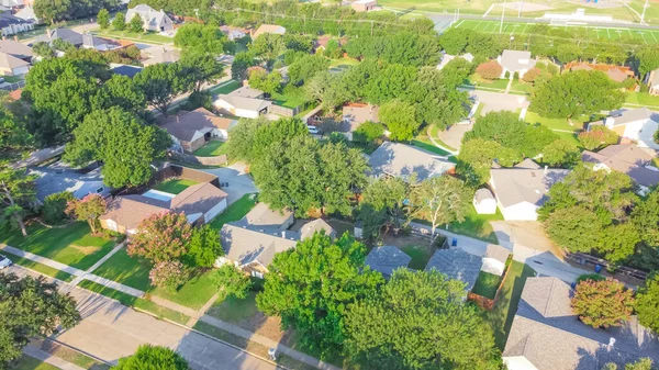 Vista de pájaro calles vecinales limpias y pacíficas con fila de casas unifamiliares cerca de Dallas, Texas, EE.UU. — Foto de Stock
