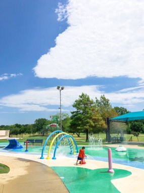 Dallas, Teksas, Amerika yakınlarındaki yaz etkinlikleri için gölgeli piknik alanları olan modern sıçrama parkı