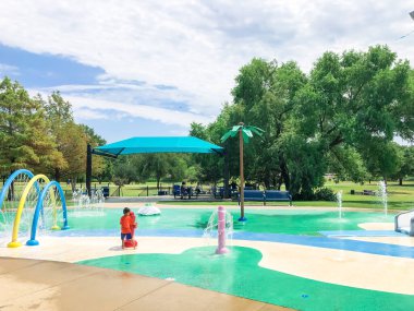 Dallas, Teksas, Amerika yakınlarındaki yaz etkinlikleri için gölgeli piknik alanları olan modern sıçrama parkı