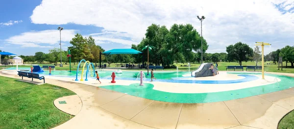 Panoramik renkli sıçrama alanı su parkı Asyalı bir çocukla Dallas, Teksas, Amerika yakınlarında oynuyor.
