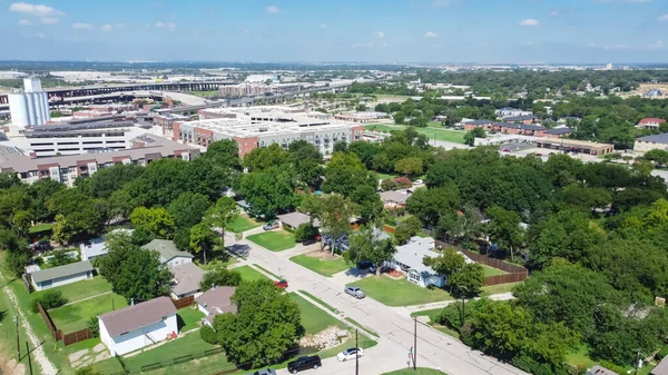 Aerial view green neighborhood with family houses next to rental buildings outside downtown Carrollton Square, Texas — Stock Photo, Image