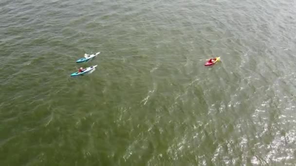 Három azonosítatlan kajakos mentőmellénnyel a Grapevine-tónál Dallas közelében, Texas, USA légi felvétel. — Stock videók