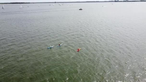 Caiaque e veleiros desfrutar de atividades ao ar livre de verão no Lago Grapevine perto de Dallas, Texas, EUA vista aérea — Vídeo de Stock