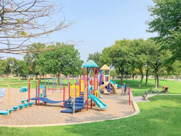 Colorido parque infantil en el parque verde cerca de la zona residencial en Richardson, Texas, EE.UU. — Foto de Stock