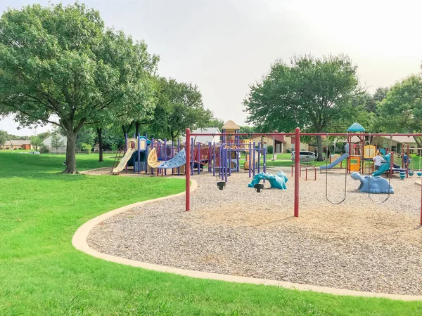 Columpio situado en gran patio de recreo en el barrio residencial cerca de Dallas, Texas, EE.UU. — Foto de Stock