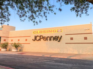 Dallas, Teksas, Amerika yakınlarındaki alışveriş merkezindeki J.C. Penney perakende mağazasının kapanış tabelası.