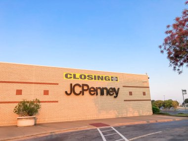 Dallas, Teksas, Amerika yakınlarındaki alışveriş merkezindeki J.C. Penney perakende mağazasının kapanış tabelası.