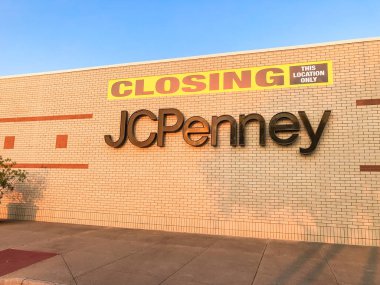 Dallas, Teksas, Amerika yakınlarındaki alışveriş merkezindeki J.C. Penney perakende mağazasının kapanış tabelası.