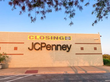 Dallas, Teksas, Amerika yakınlarındaki alışveriş merkezindeki J.C. Penney perakende mağazasının kapanış tabelası.