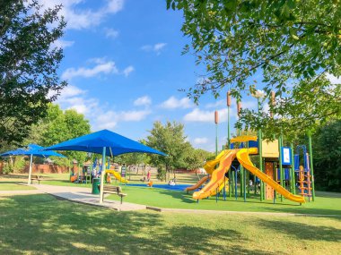 Teksas, Flower Mound 'da güneş gölgesi yelkenli ve yapay çimleri olan yerleşim alanı.
