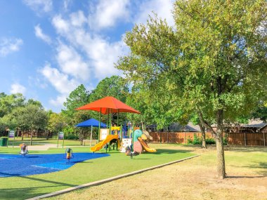 Teksas, Flower Mound 'da güneş gölgesi yelkenli ve yapay çimleri olan yerleşim alanı.