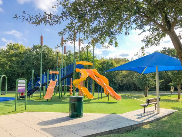 Parque infantil área residencial com velas de sombra de sol e grama artificial em Flower Mound, Texas, EUA — Fotografia de Stock