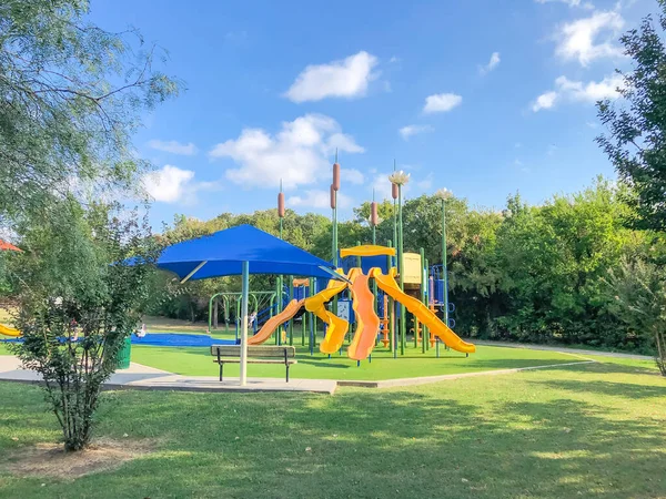 Area residenziale parco giochi con ombrellone vele ed erba artificiale a Flower Mound, Texas, USA — Foto Stock